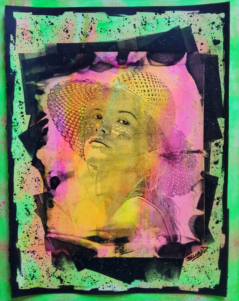 Portrait féminin portant un chapeau de paille à résille, tête légèrement relevée, dans une composition rose, verte et noire — série MUSES.