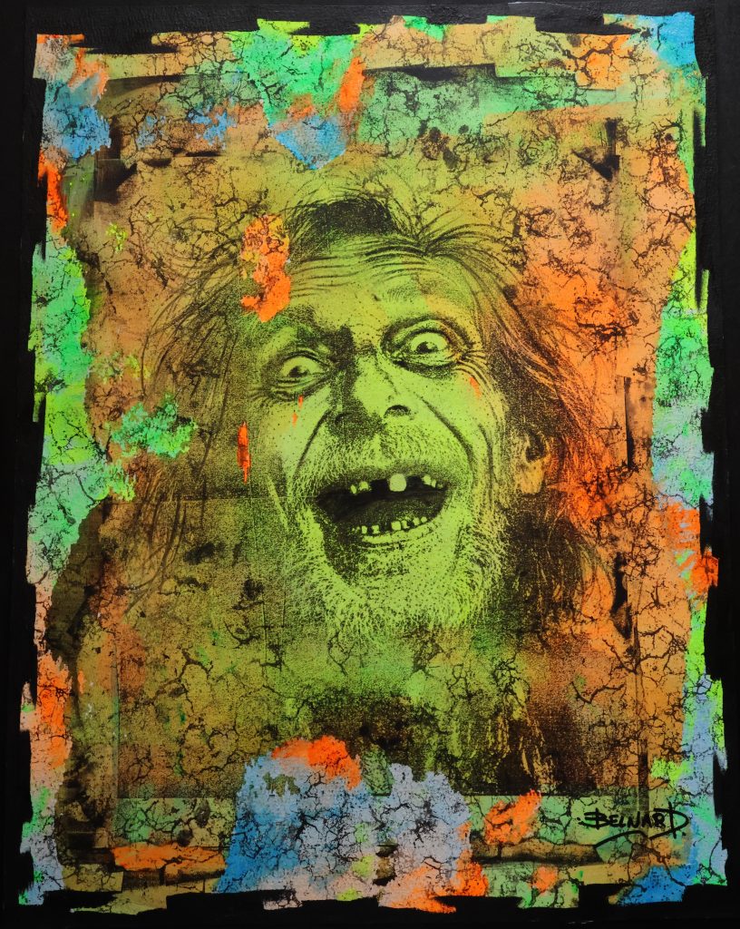 Portrait d’homme aux cheveux ébouriffés et au sourire décalé, visage vert sur fond orange craquelé — série CRAZY.
