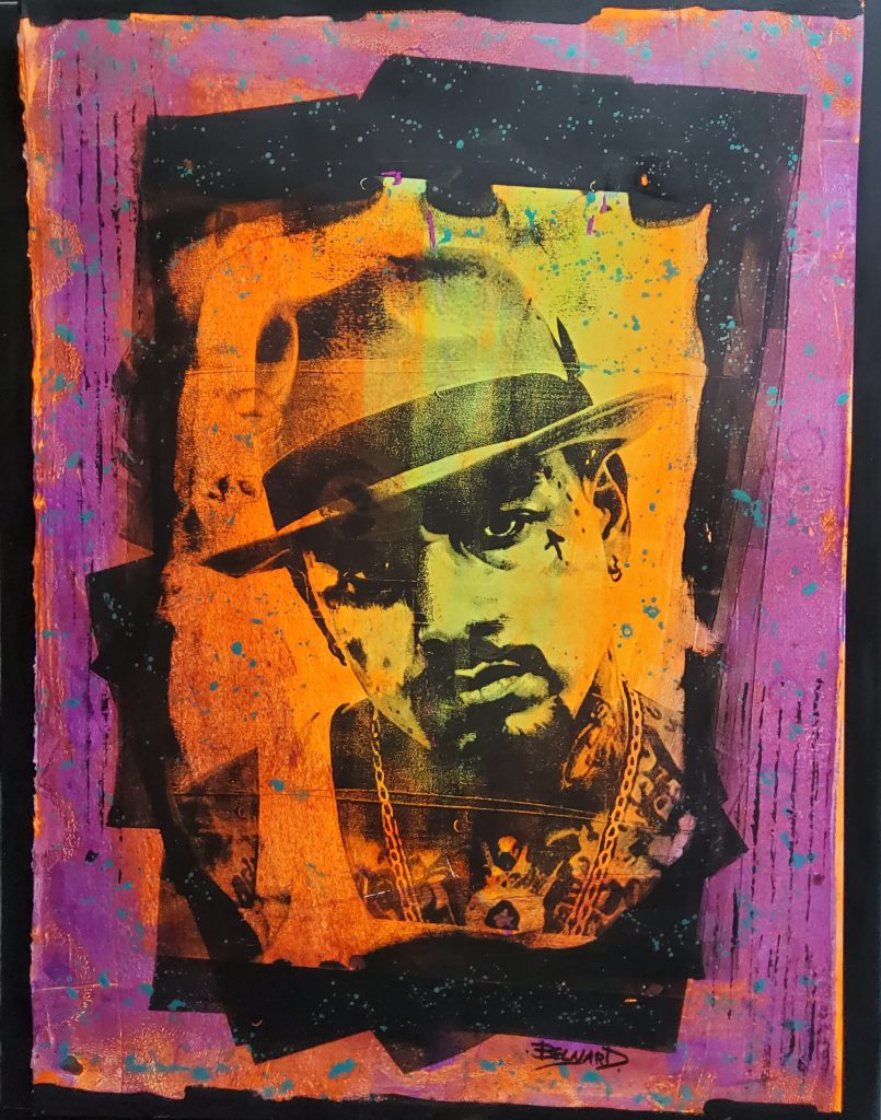 Portrait d’homme tatoué portant un chapeau incliné, regard sombre, dans une composition orange et violette.