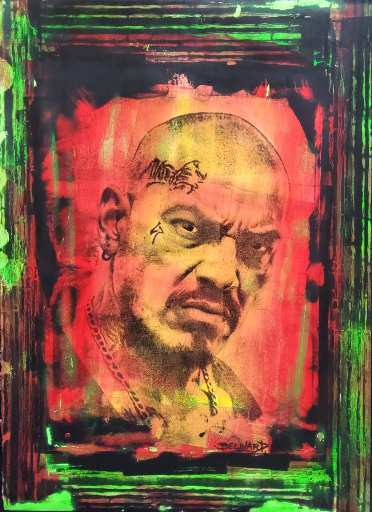 Portrait d’homme au crâne rasé, regard dur, sur fond rouge et vert aux effets de matière superposée.