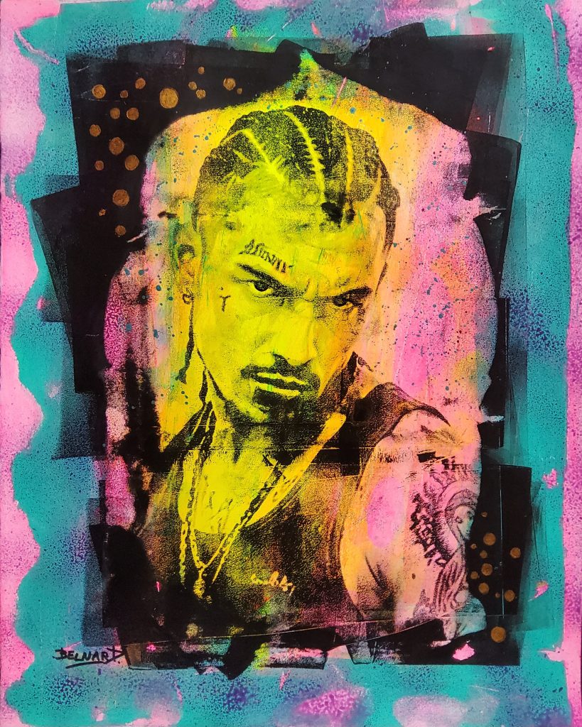 Portrait d’homme tatoué aux tresses plaquées, expression sévère, dans une composition jaune, rose et turquoise.