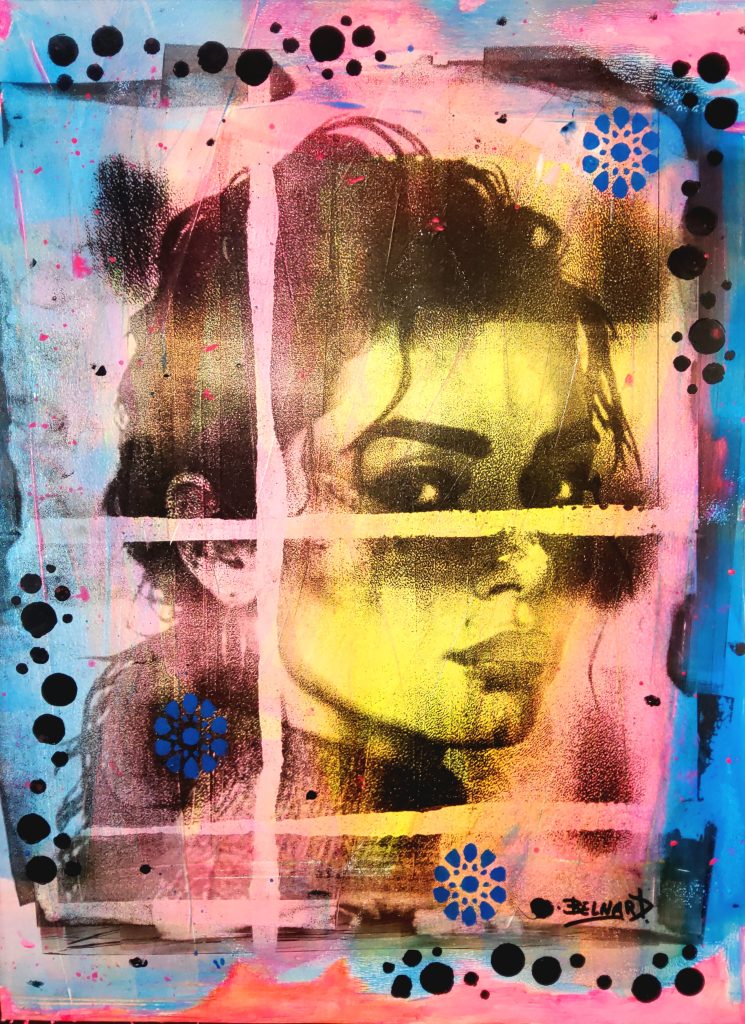 Portrait féminin de profil, fragmenté par des bandes graphiques, dans une composition rose, jaune, bleue et noire — série MUSES.