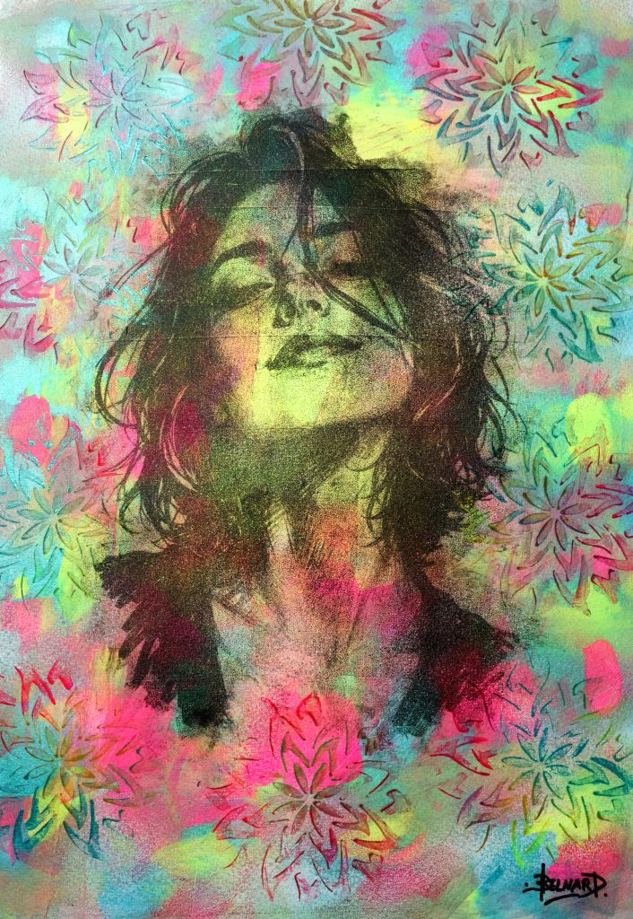 Portrait féminin aux yeux fermés et à la tête légèrement renversée, entouré de motifs floraux dans des tons pastel — série MUSES.