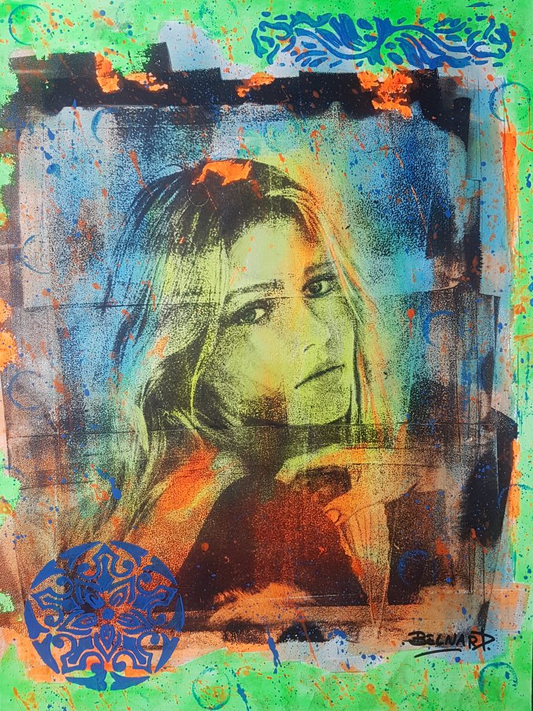 Portrait de jeune femme au regard calme, dans une composition turquoise, bleue et orangée aux matières superposées — série MUSES.