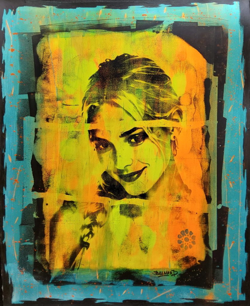 Portrait féminin aux cheveux relevés, regard intense de trois quarts, dans une composition jaune, orange et turquoise — série MUSES.