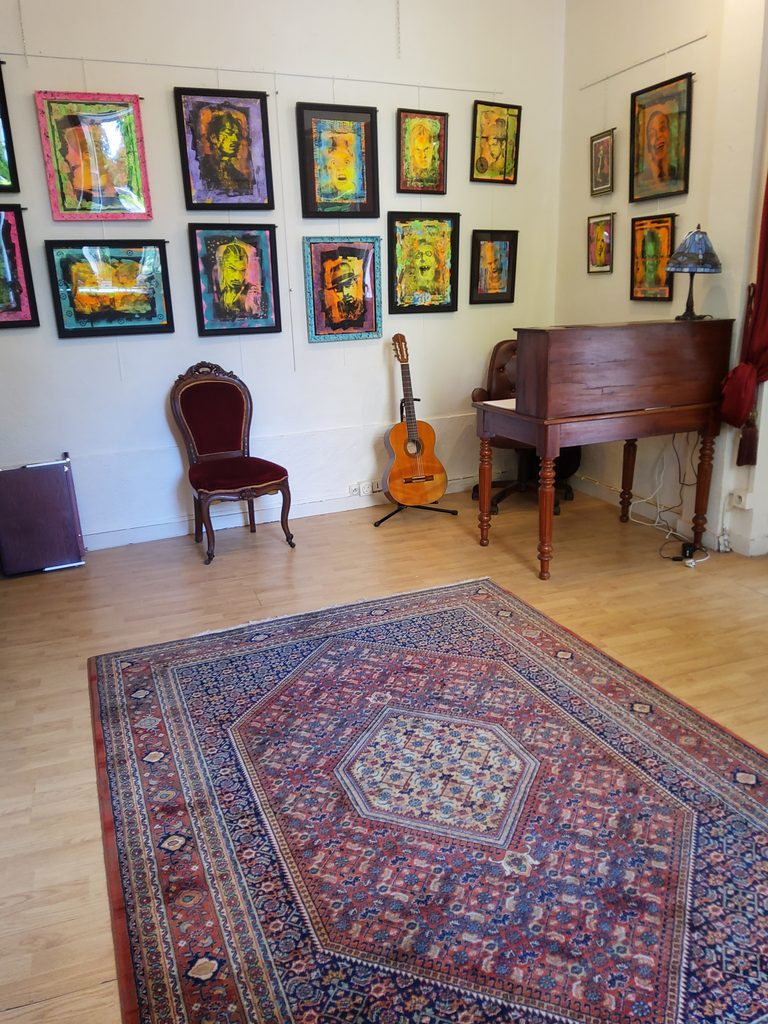 Vue d’ensemble de la Galerie Belnard à Vézelay, avec accrochage d’œuvres d’Olivier Belnard.