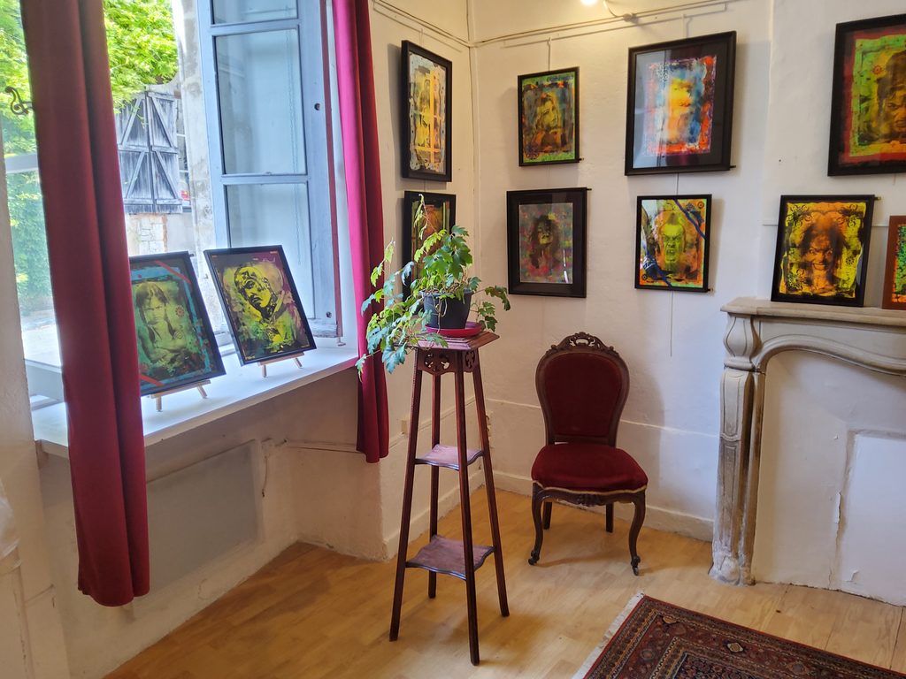 Vue intérieure de la Galerie Belnard à Vézelay, présentant plusieurs œuvres d’Olivier Belnard