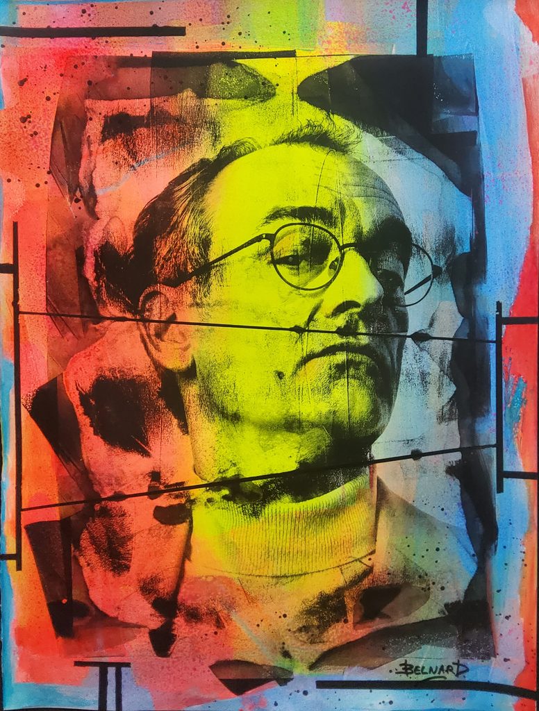 Portrait masculin aux lunettes rondes, menton relevé et regard distant, série DISDAIN – Olivier Belnard