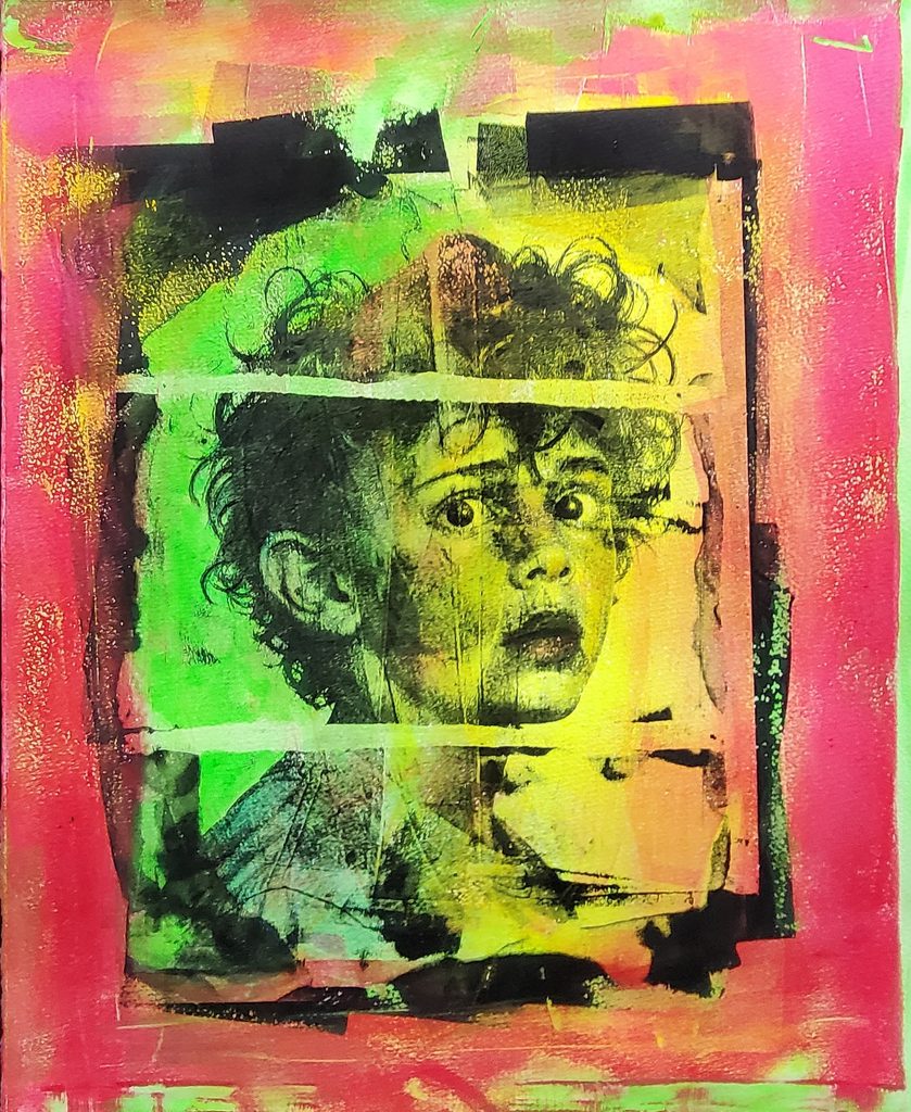 Portrait d’un jeune garçon au regard stupéfait, tons rose, vert et jaune – série STUPEFIED, Olivier Belnard
